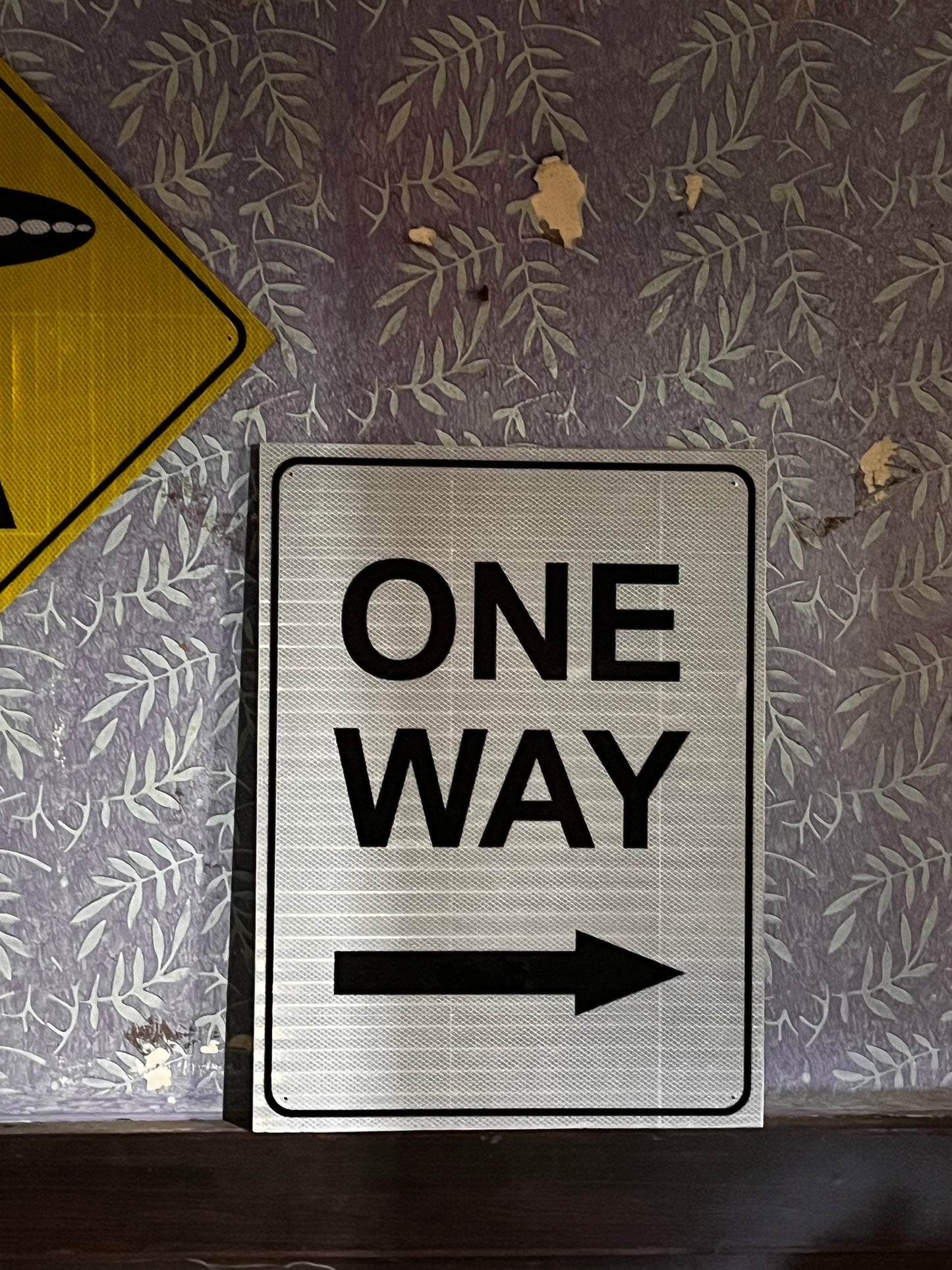 One way traffic sign